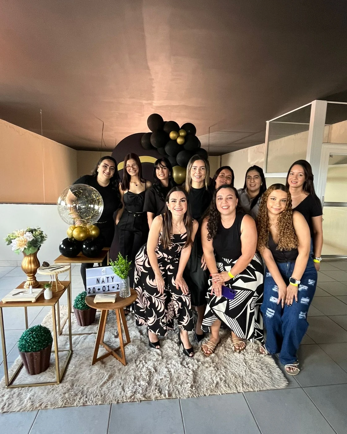 Beatriz Oliveira com as alunas em evento do Instituto Beatriz Oliveira